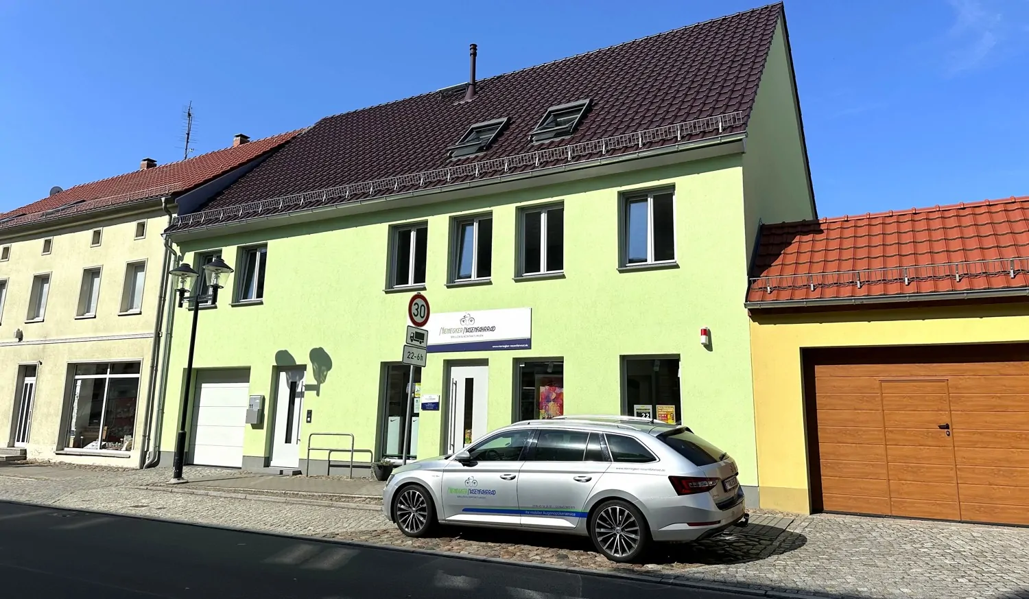 modernes Wohn- und Geschäftshaus