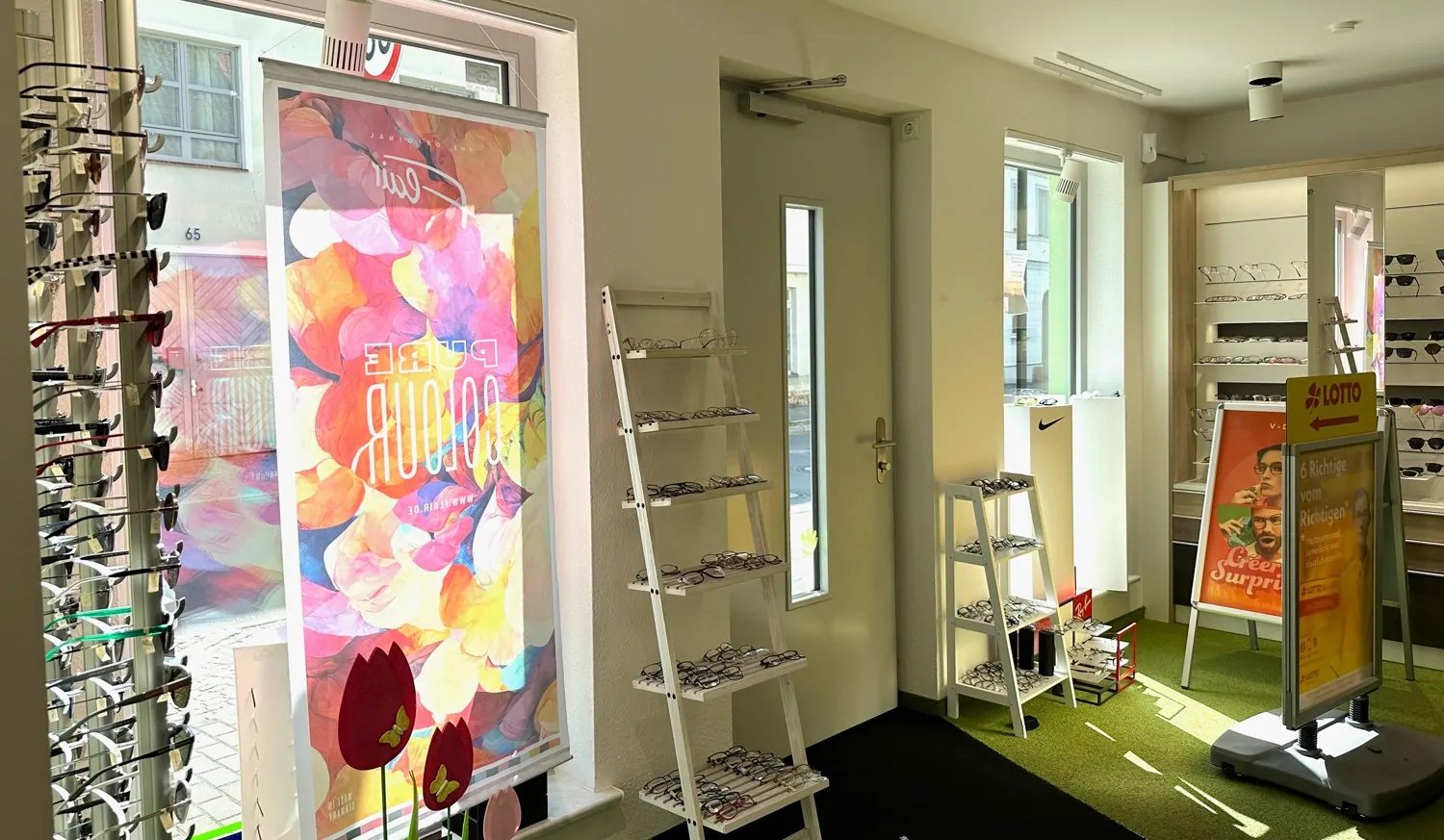 Verkaufsraum mit zwei Schaufenstern