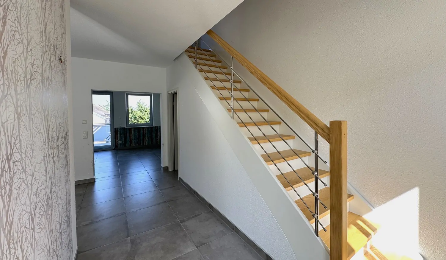 Wohnungsflur mit neuwertiger Holztreppe