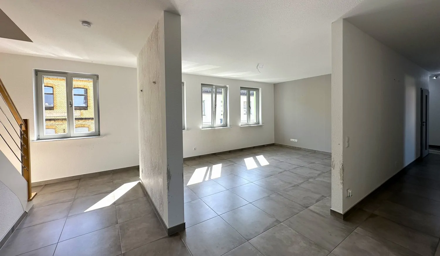 offener Wohnbereich mit Trennwand