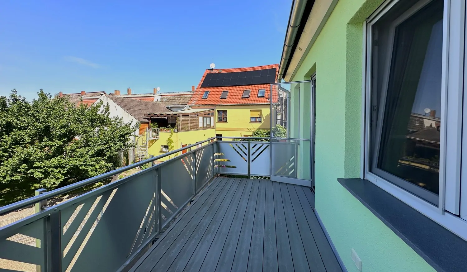 Balkon mit Blick auf den Hinterhof