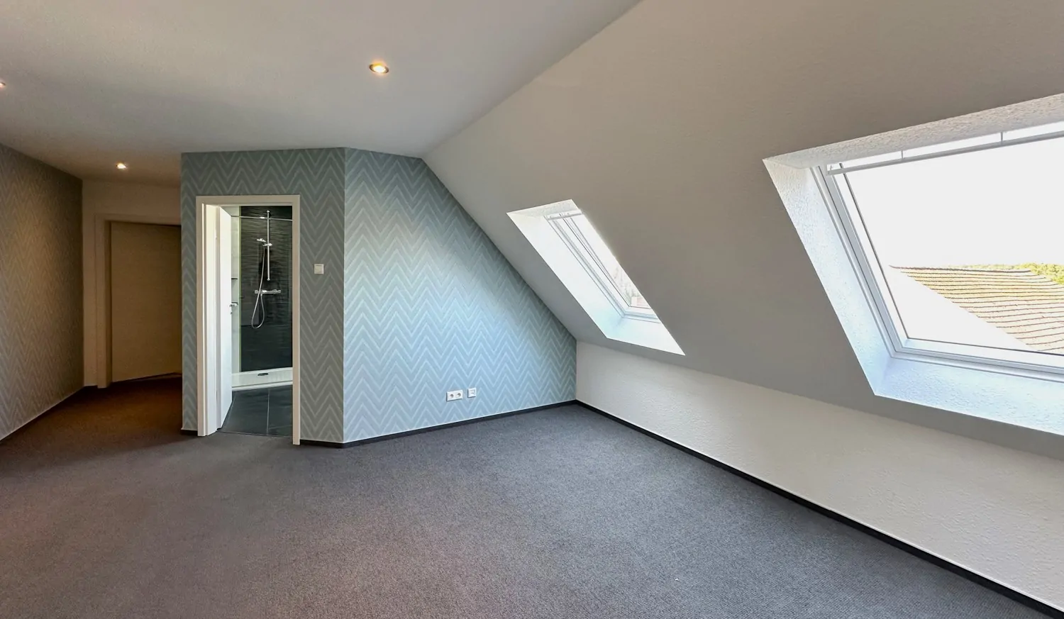 helle Galerie im Dachgeschoss mit zwei großen Dachflächenfenstern