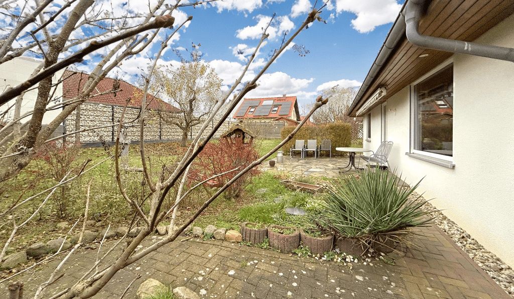 gepflasterte Wege und Stilvolle Blumenbeete entlang des Hauses