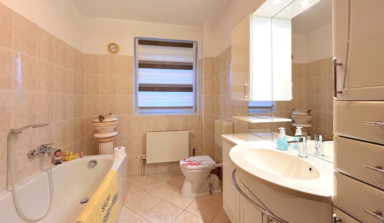 Badezimmer mit Badewanne und Dusche
