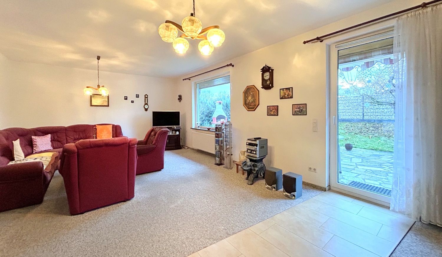 großes Wohnzimmer mit Terrassentür