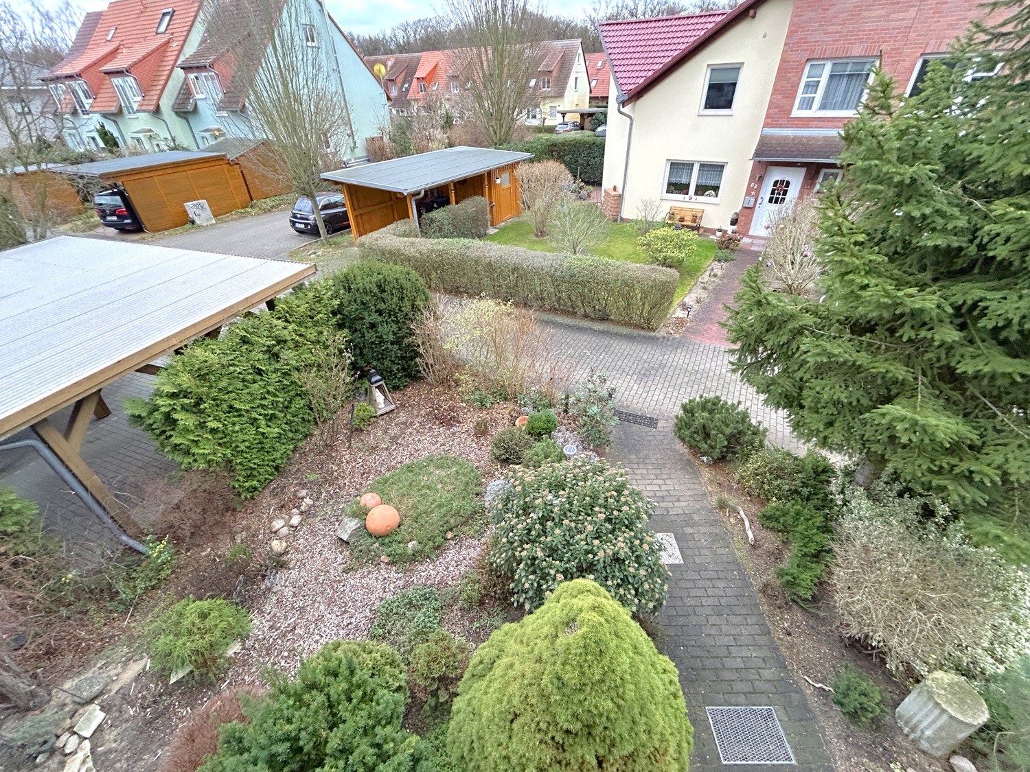 Balkon mit Blick in den Vorgarten und das Wohngebiet