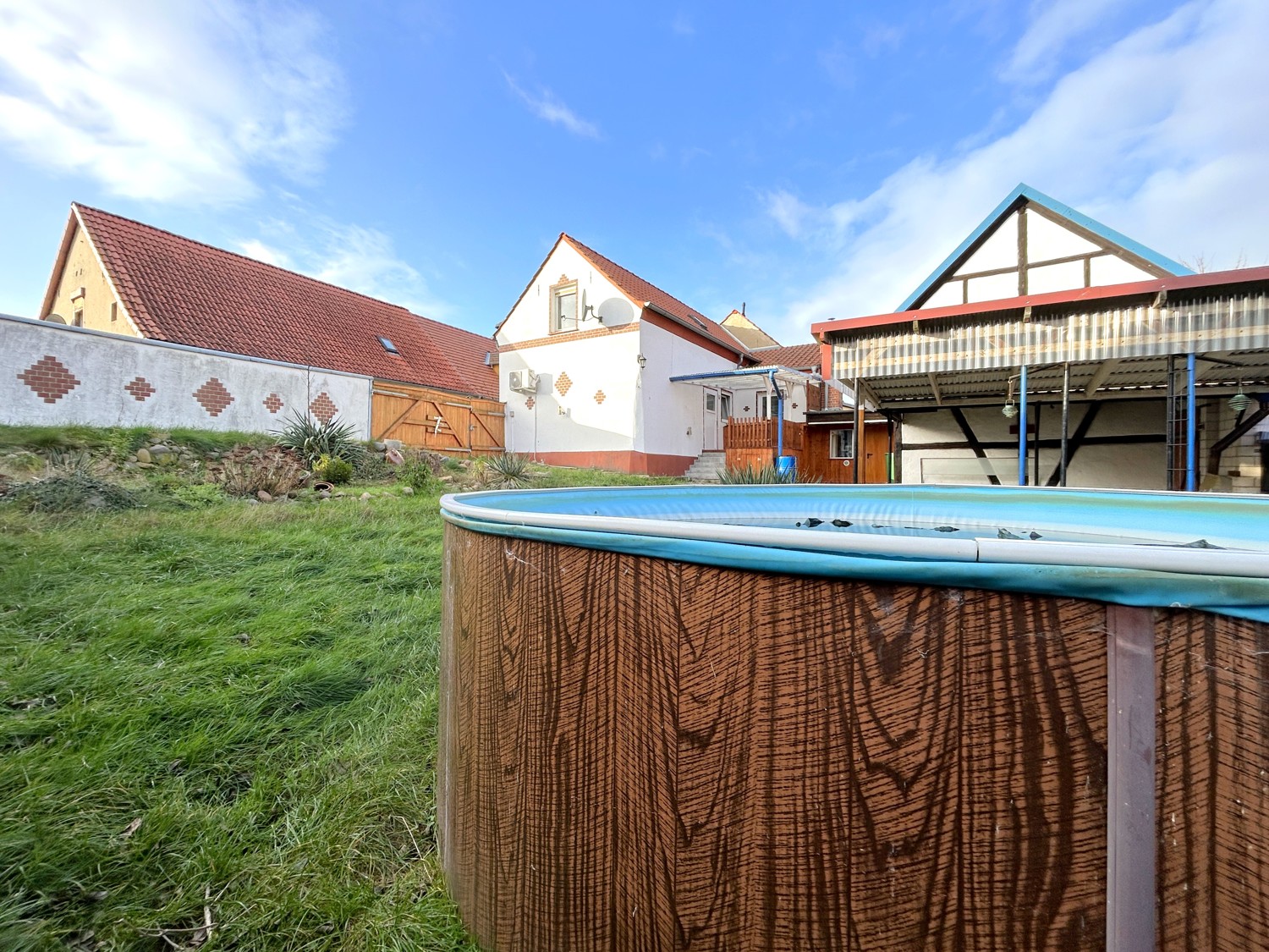 Pool mit Blick in den Garten