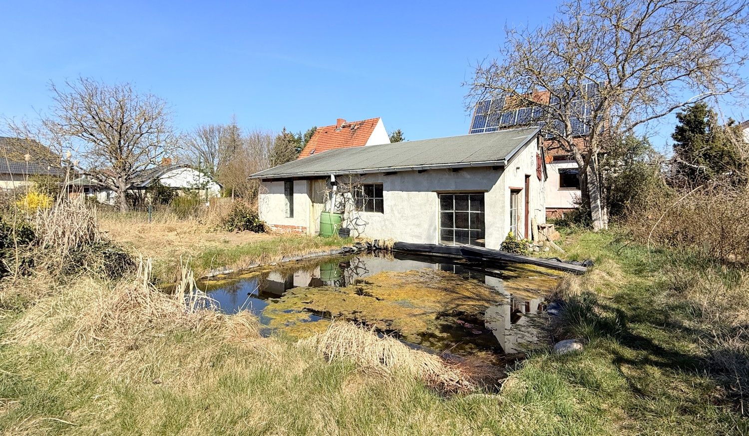 Nebengebäude mit angrenzendem Teich