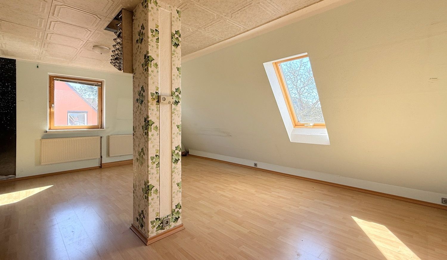 Schlafzimmer unter den Dachschrägen