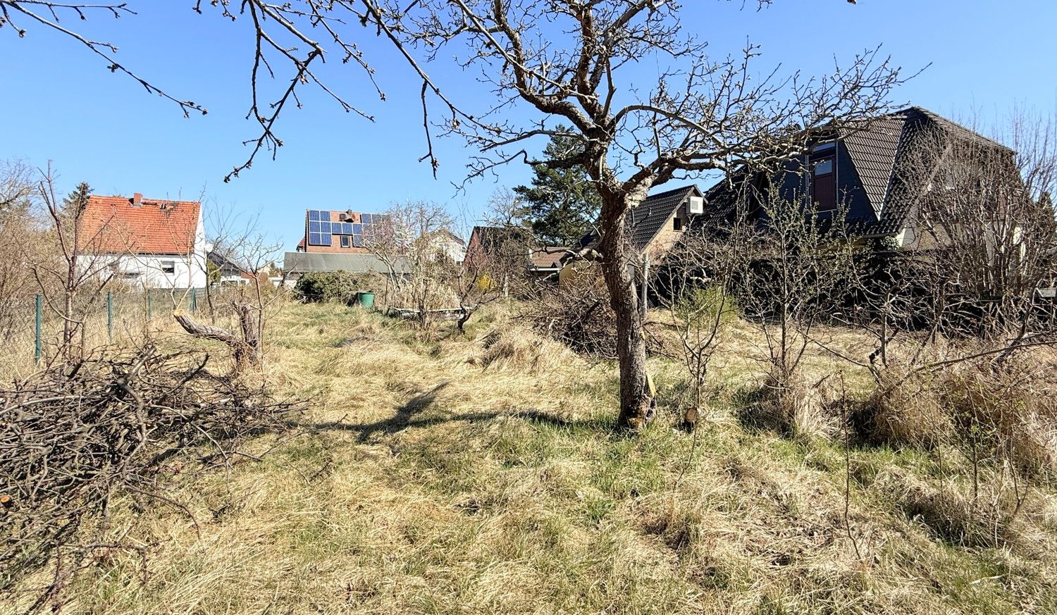 Garten hin dem Nebengebäude