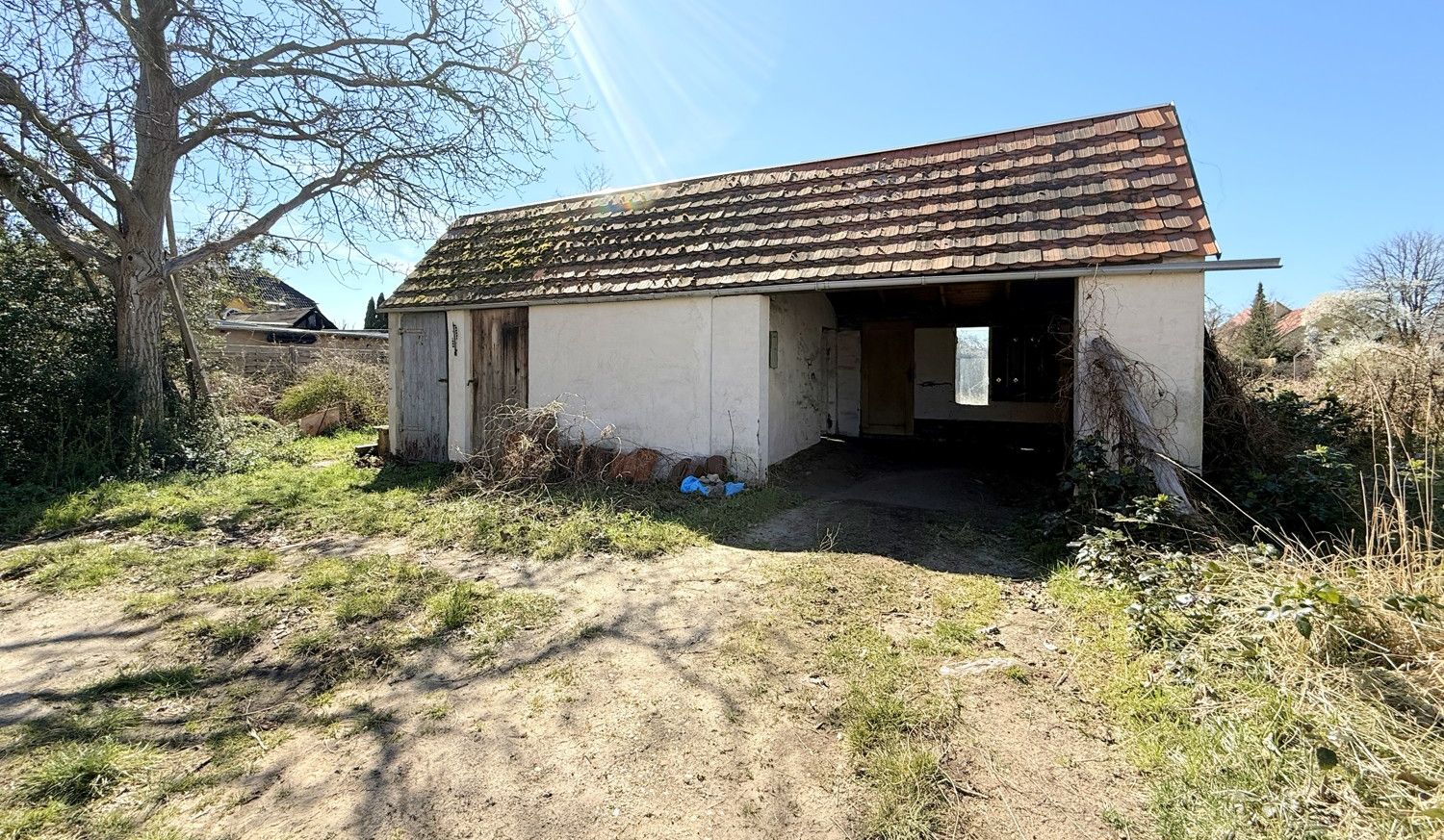 Nebengebäude mit Garage, Werkstatt und Schuppen