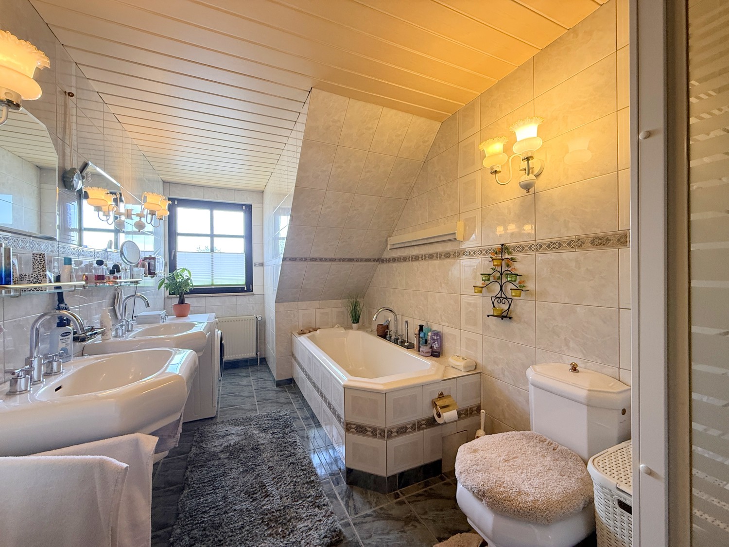 großes Badezimmer mit Badewanne und Dusche