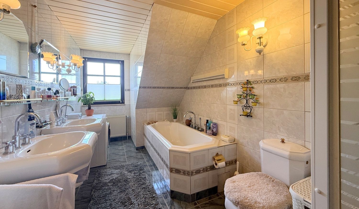 großes Badezimmer mit Badewanne und Dusche