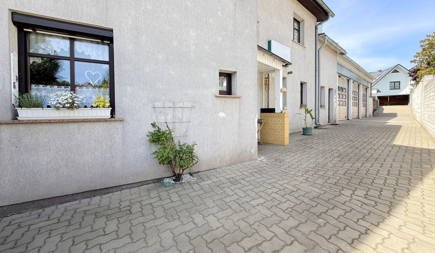 gepflasterter Innehof