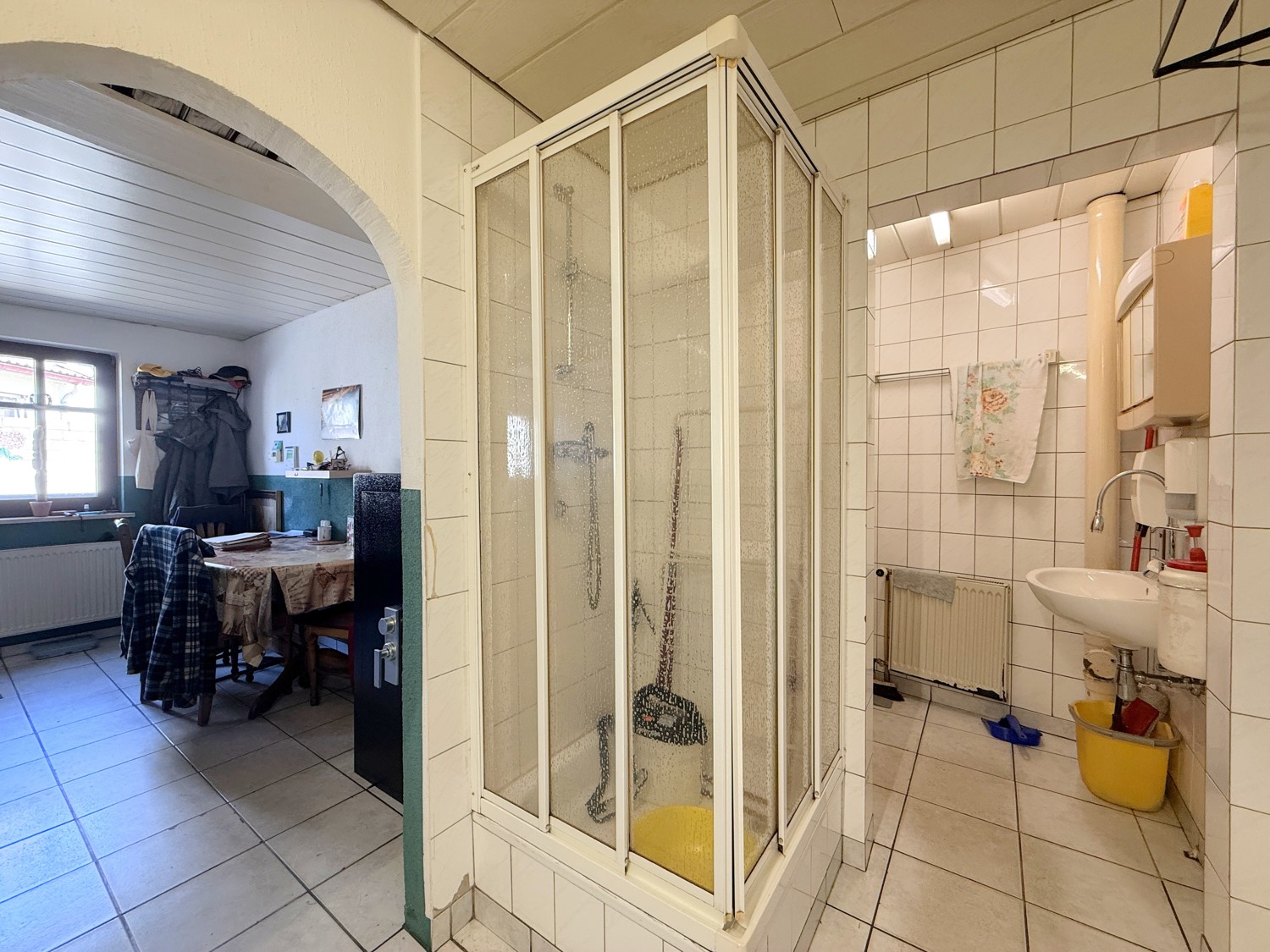 Waschraum mit Dusche