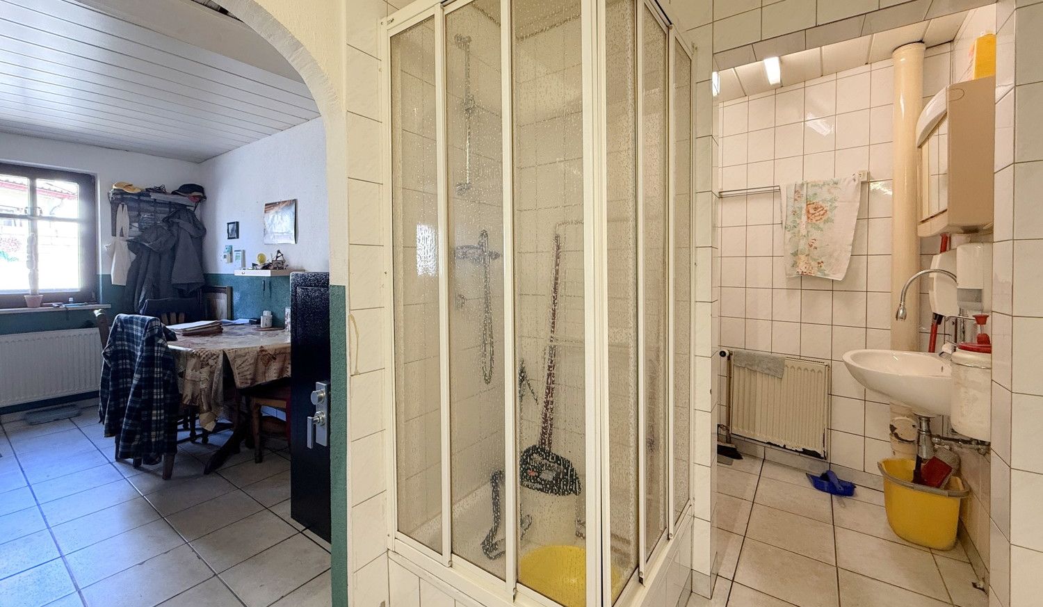 Waschraum mit Dusche