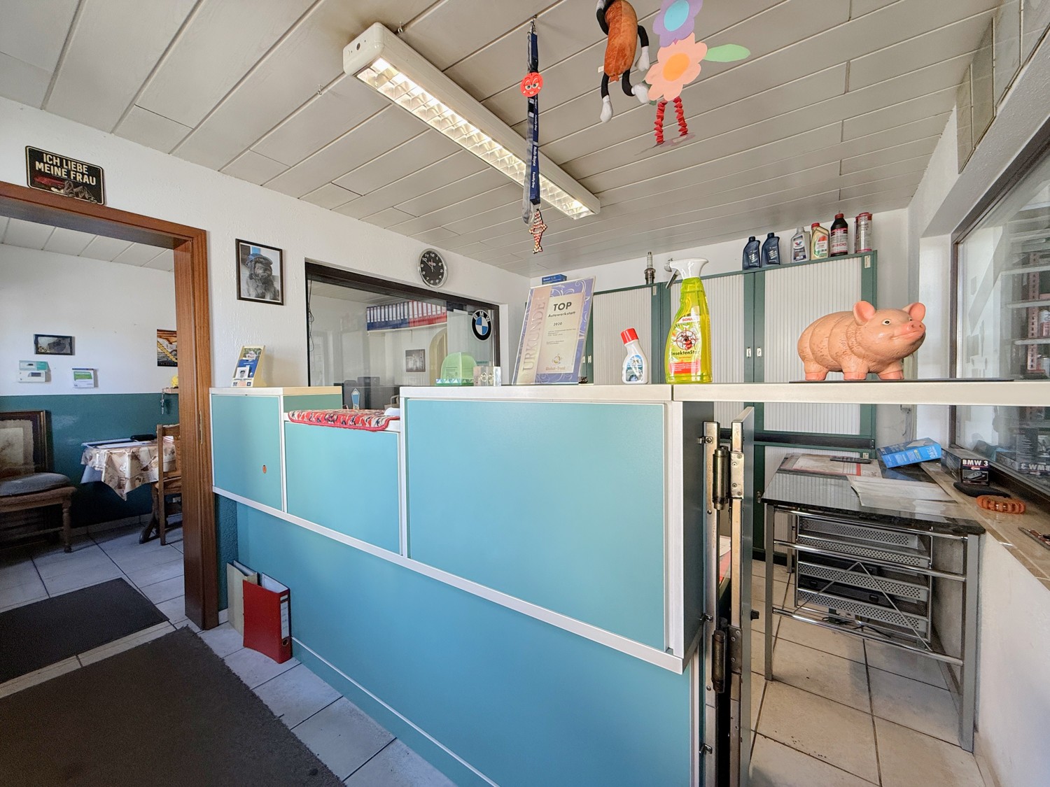 Empfangsbereich mit angrenzendem Büro