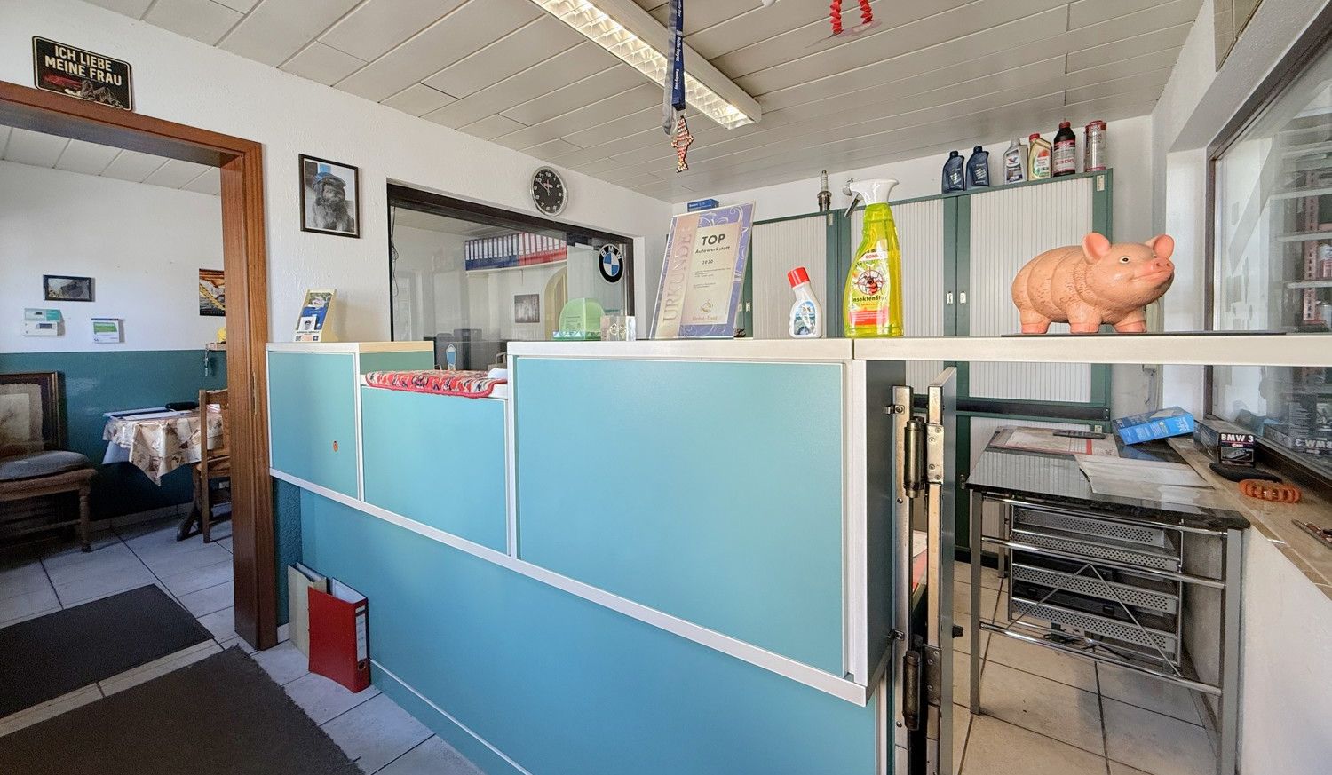 Empfangsbereich mit angrenzendem Büro
