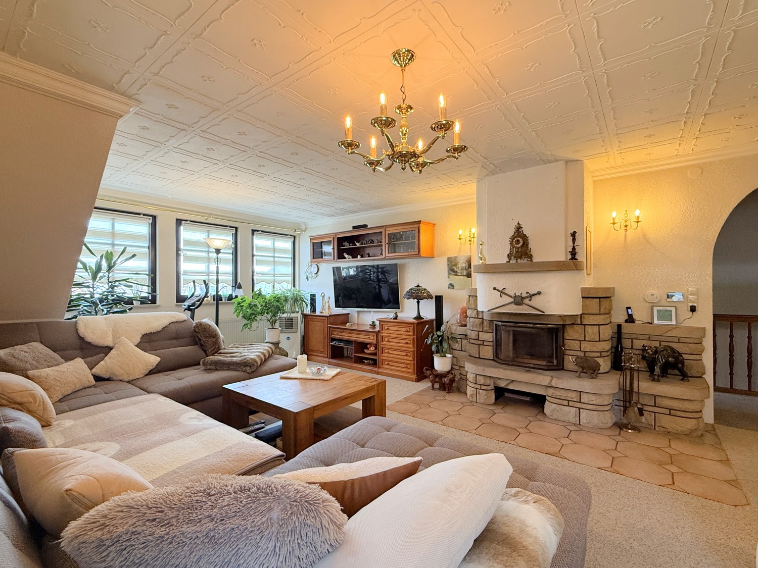 helles Wohnzimmer mit stilvollem Kamin