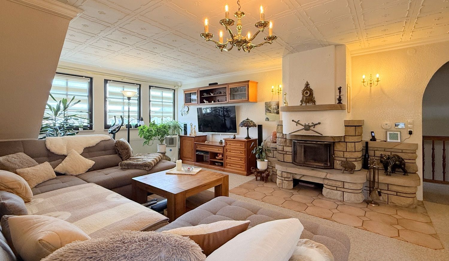 helles Wohnzimmer mit stilvollem Kamin