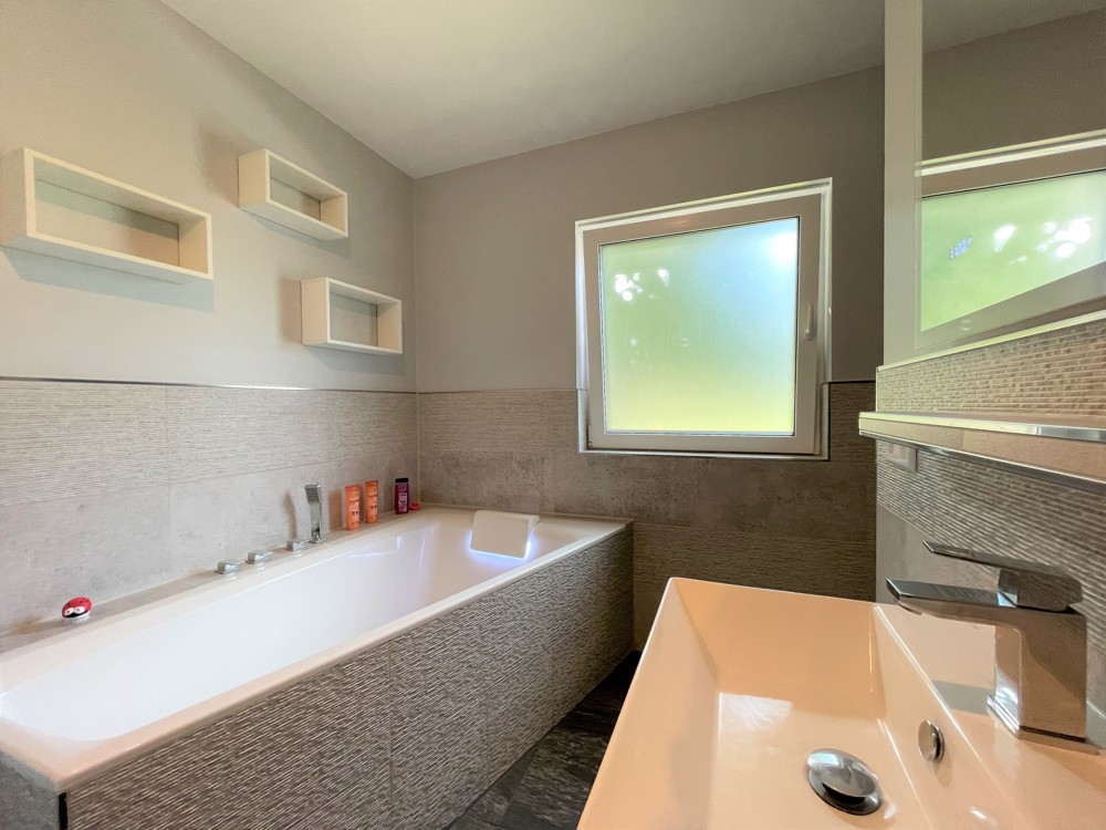 modernes Badezimmer mit Badewanne und Dusche