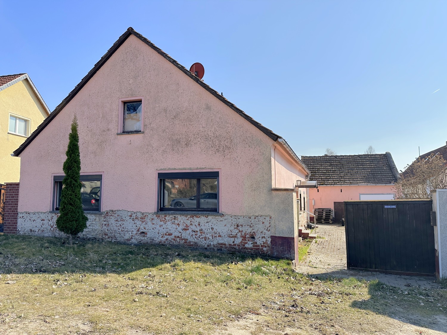 Einfamilienhaus mit Grundstückszufahrt