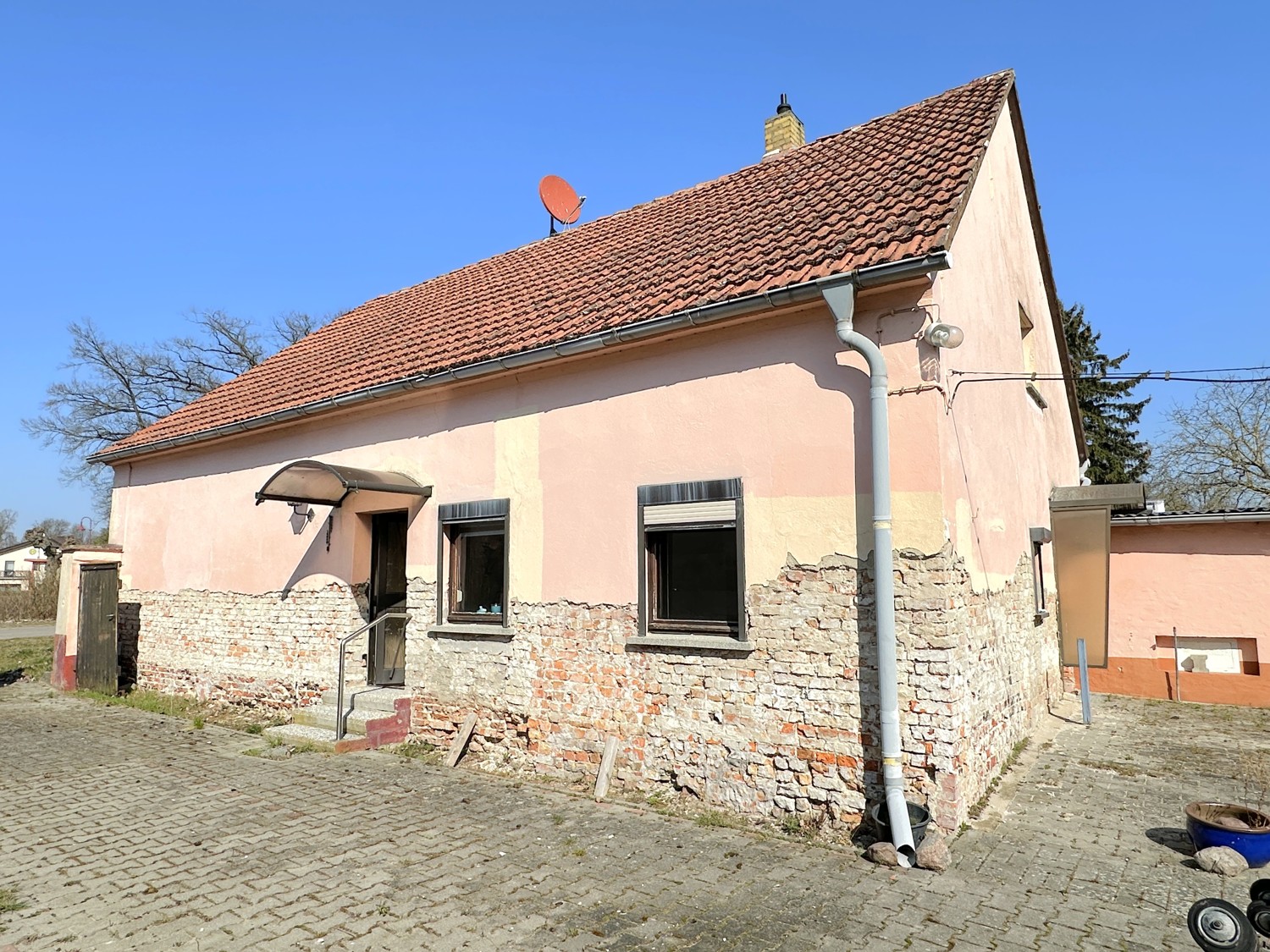 Hauseingang mit Vordach