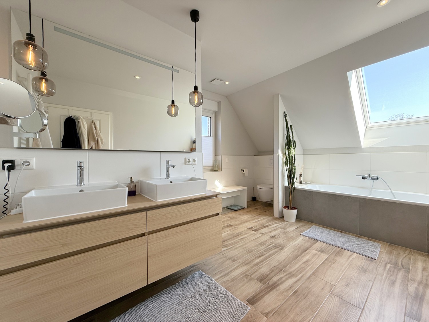 modernes Badezimmer mit Badewanne und ebenerdiger Dusche