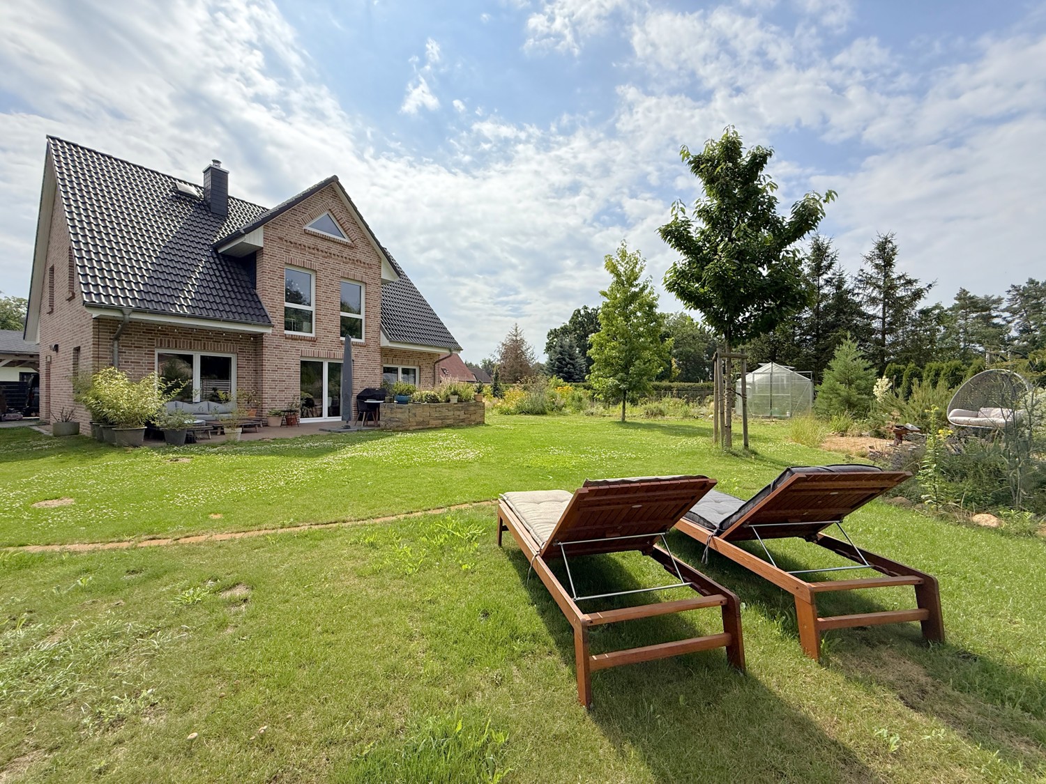 weitläufige Freifläche im Garten