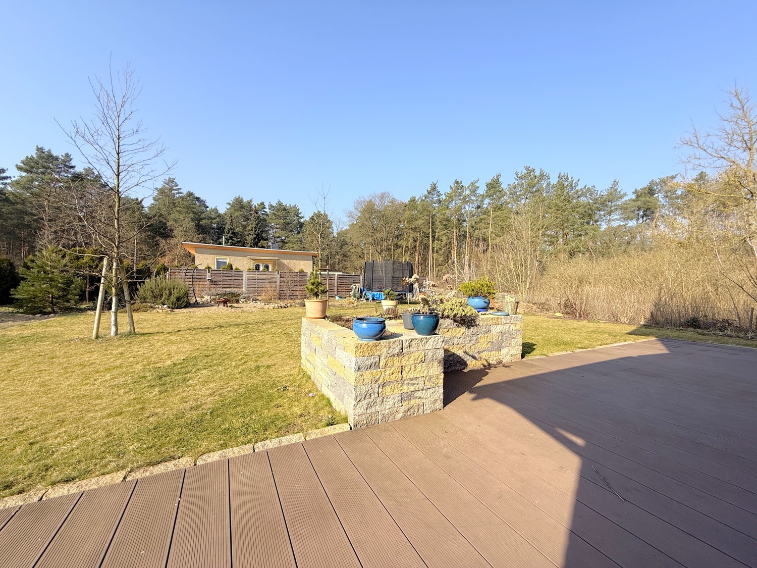 Terrasse mit Blick in den Garten und Hochbeet