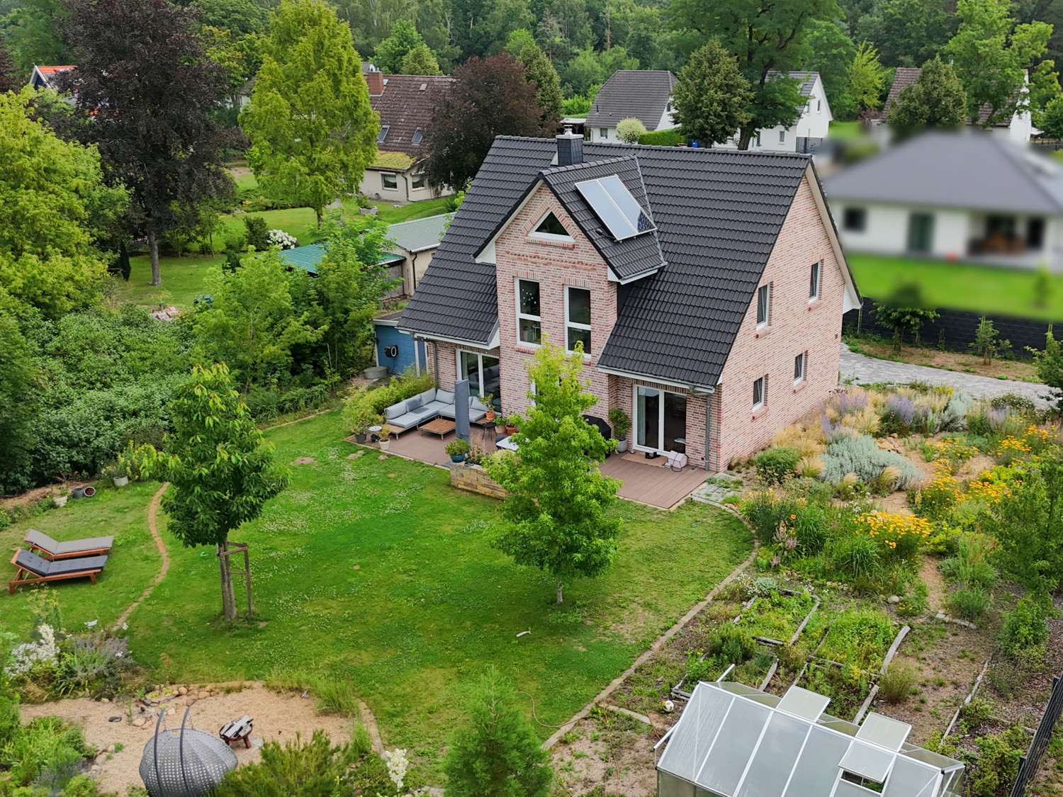 Haus und Grundstück aus der Vogelperspektive