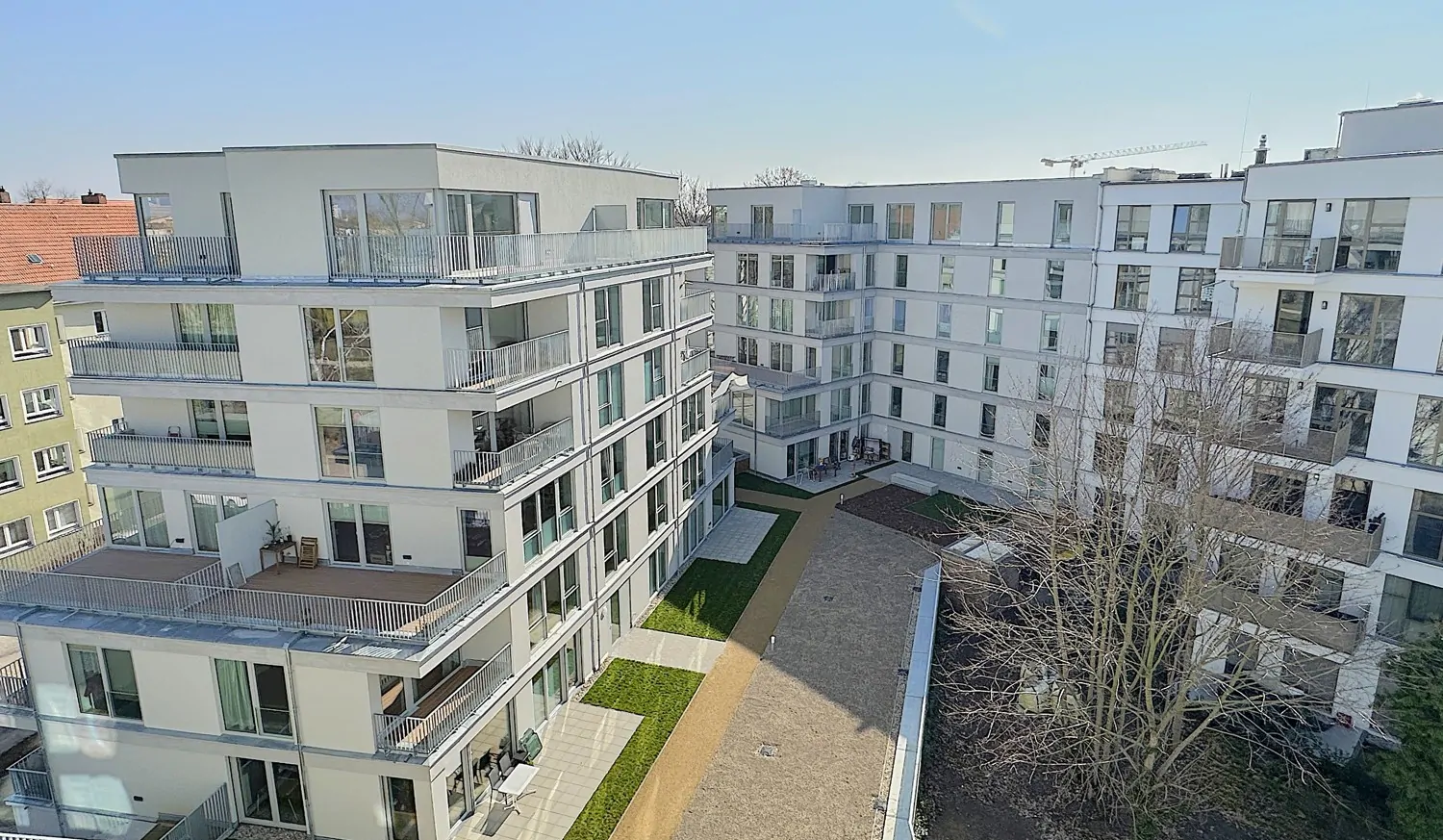 hochwertige Wohnanlage mit drei Wohnhäusern