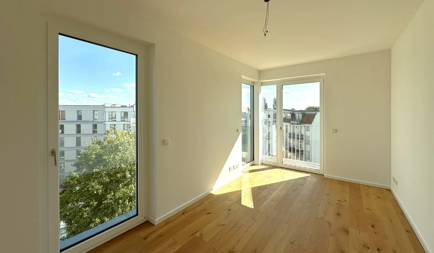 helles Schlafzimmer mit bodentiefen Fenstern