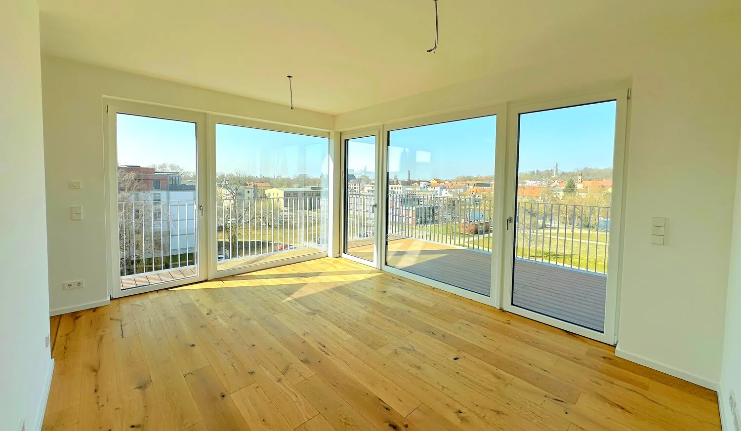 lichtdurchflutetes Wohnzimmer