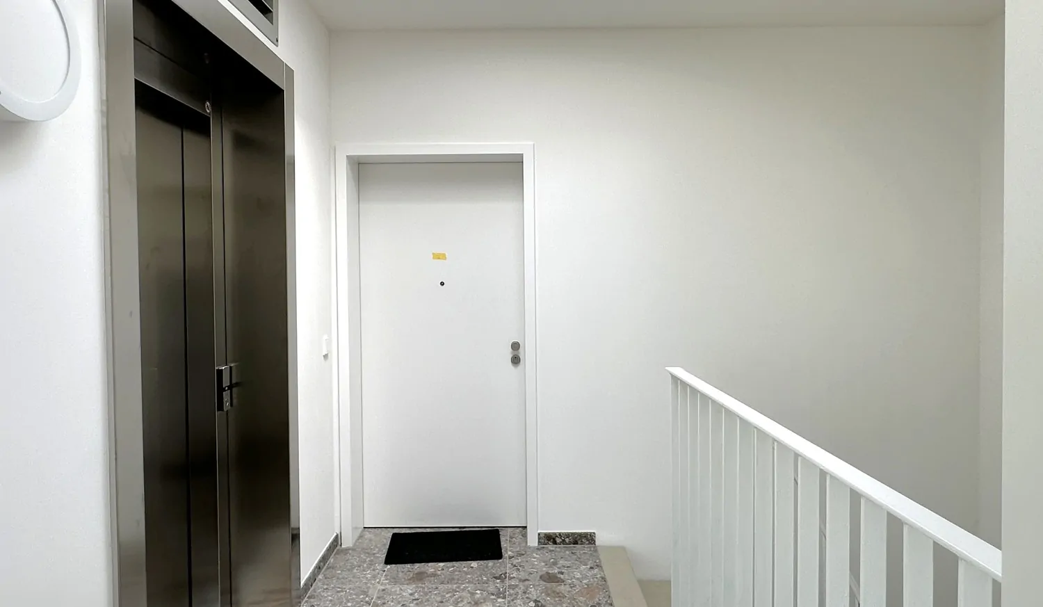 Treppenhaus mit Personenaufzug