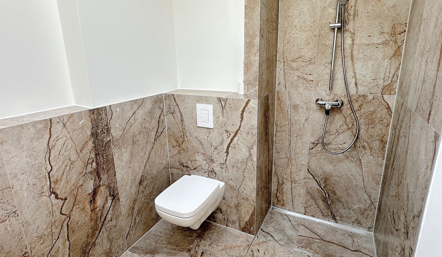 modernes Badezimmer mit ebenerdiger Dusche