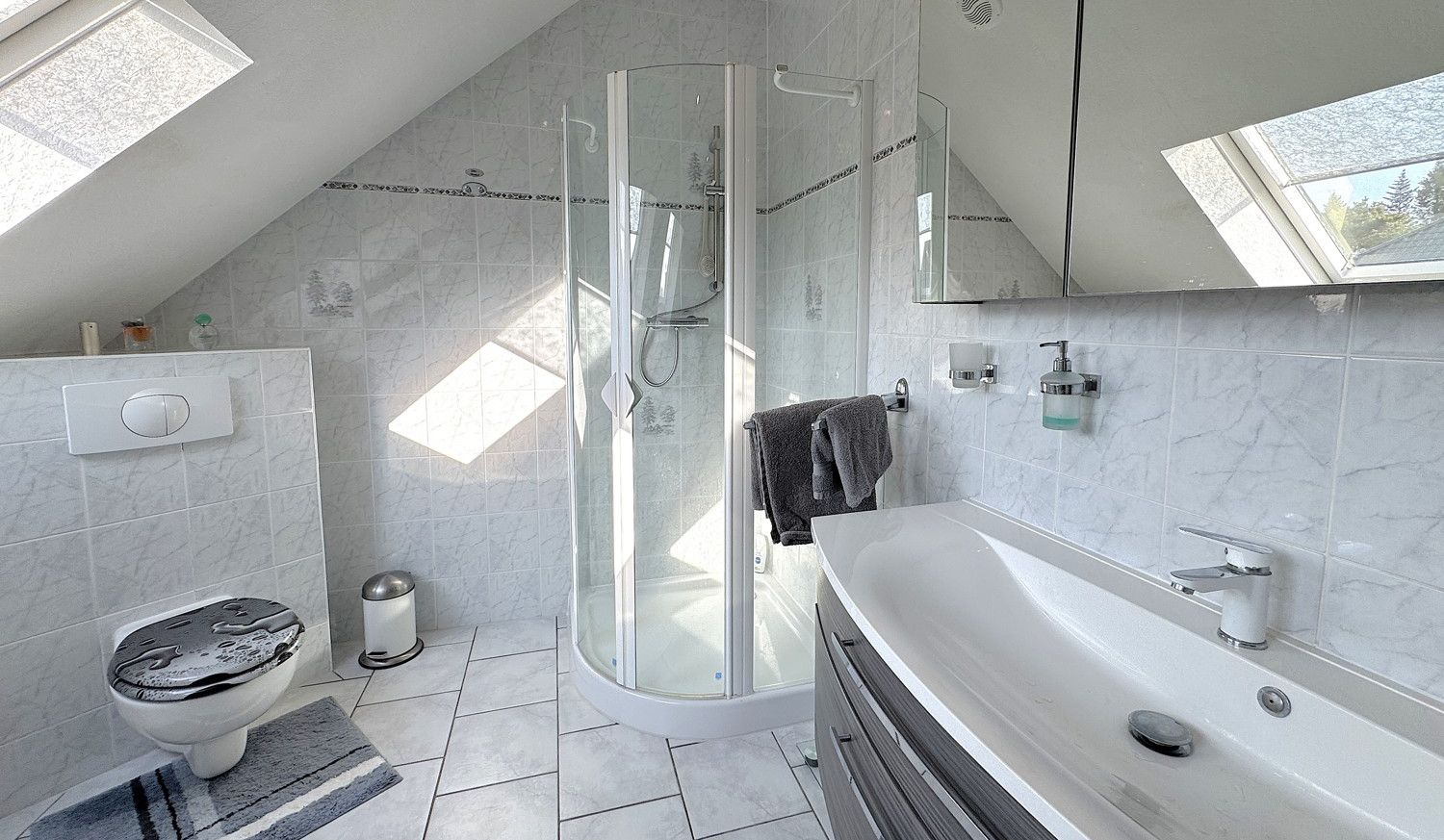 helles Badezimmer im Dachgeschoss