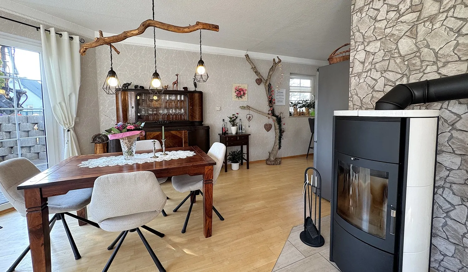 Wohn-und Essbereich mit Kamin