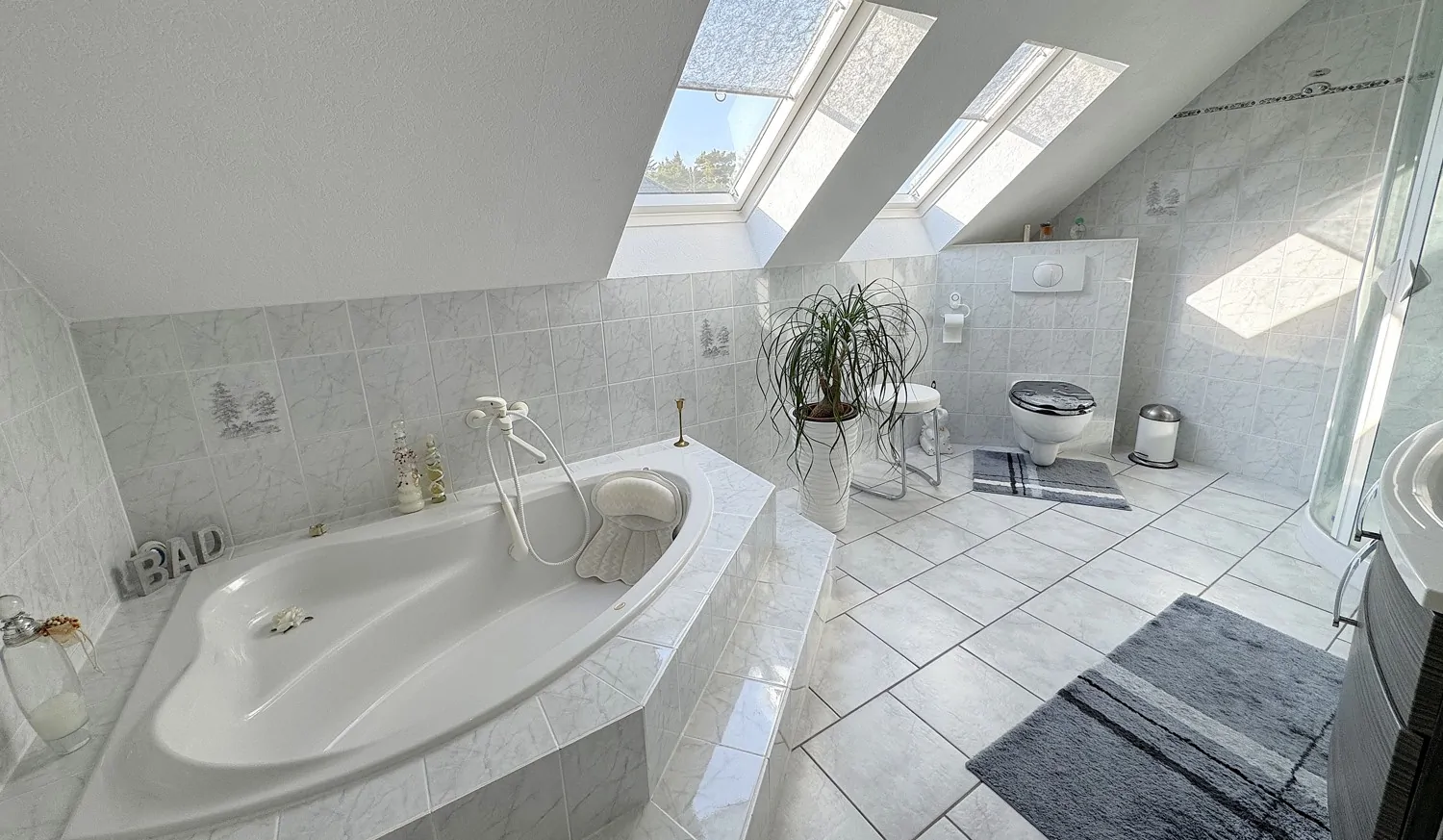 große Badezimmer mit Badewanne und Dusche