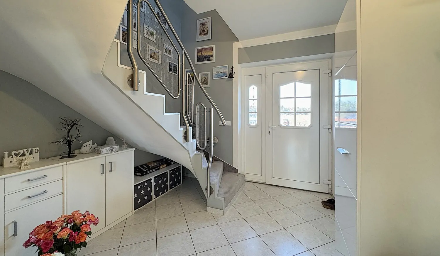 Eingangsbereich mit massiver Treppe