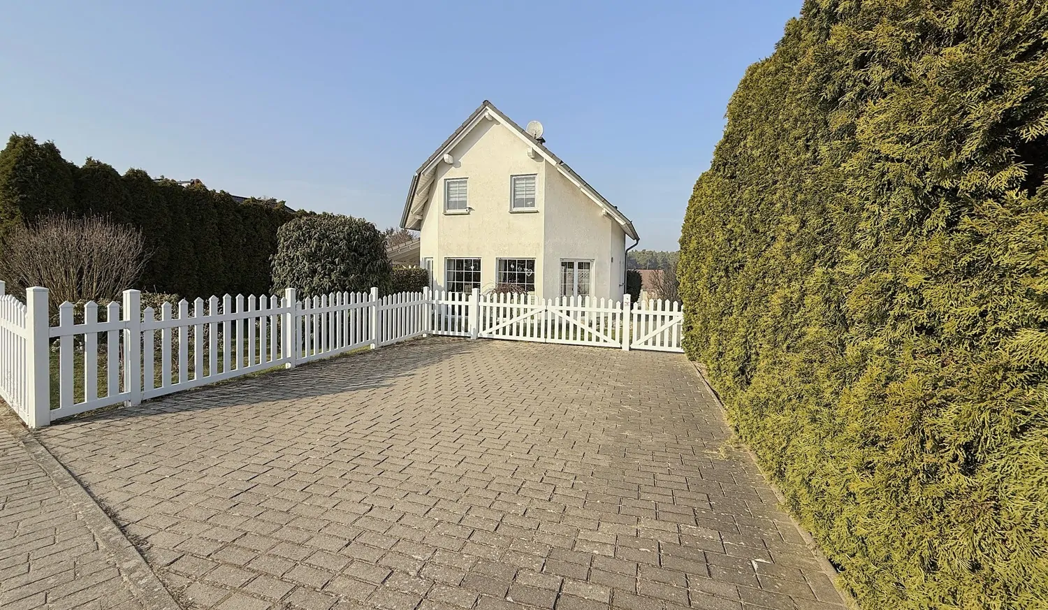 geplasterte Auffahrt mit 2 Stellplätzen