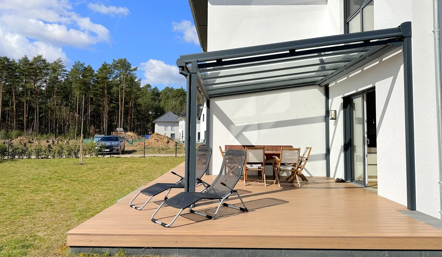 überdachte Terrasse mit Blick in den Garten