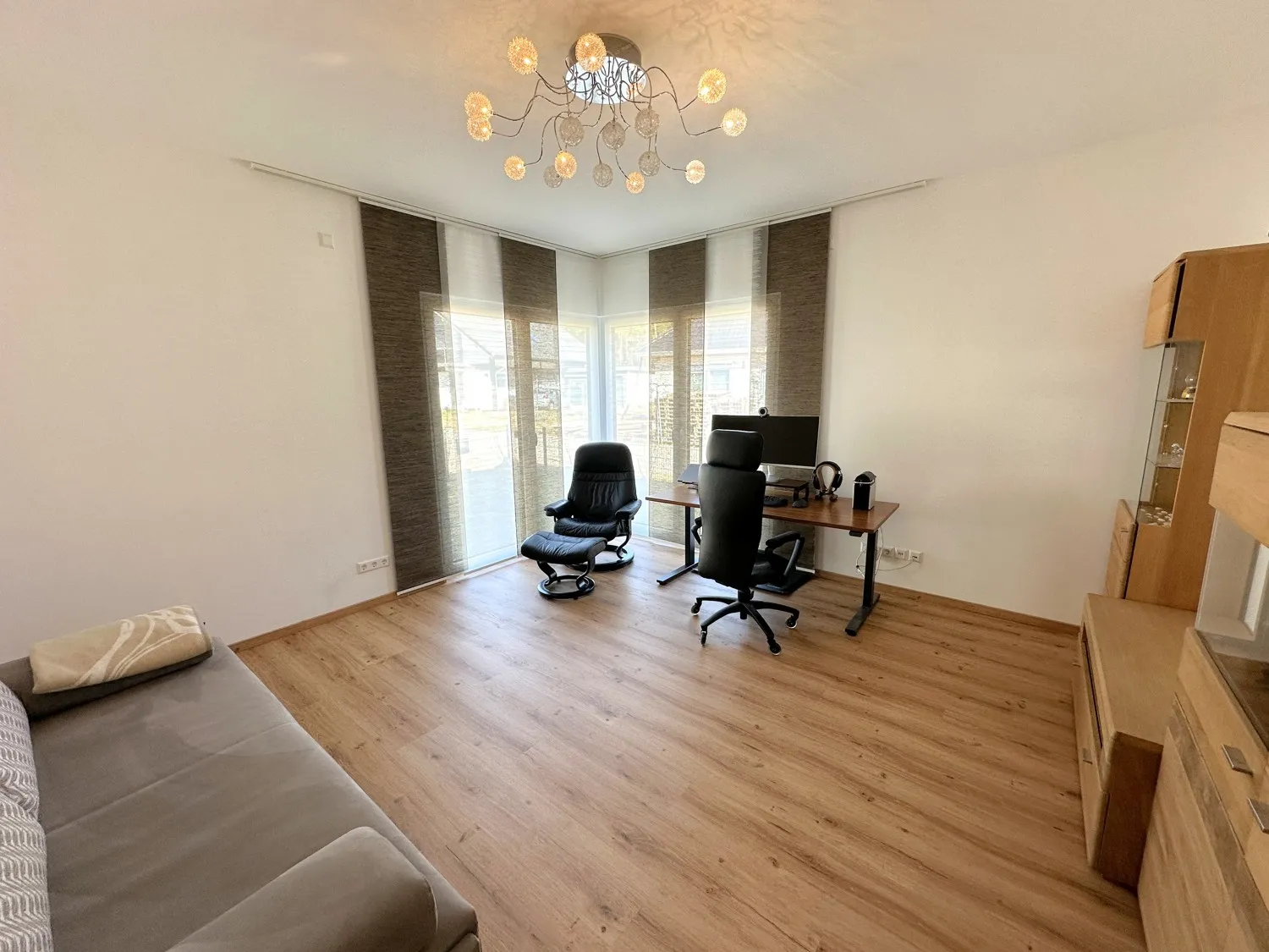 geräumiges Arbeitszimmer