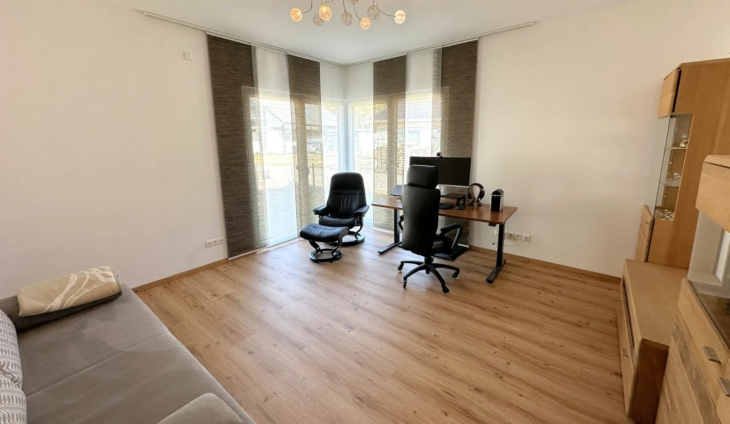 geräumiges Arbeitszimmer