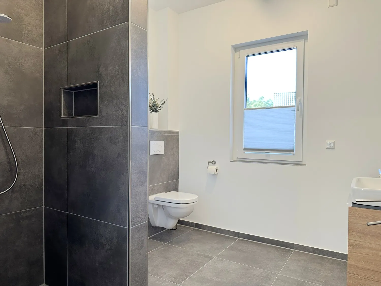 Badezimmer mit ebenerdiger Dusche im Obergeschoss