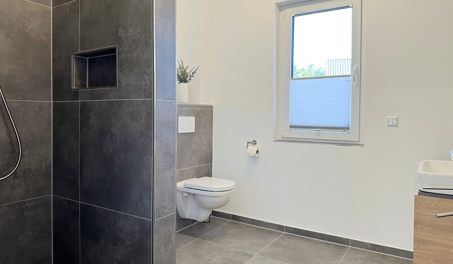 Badezimmer mit ebenerdiger Dusche im Obergeschoss