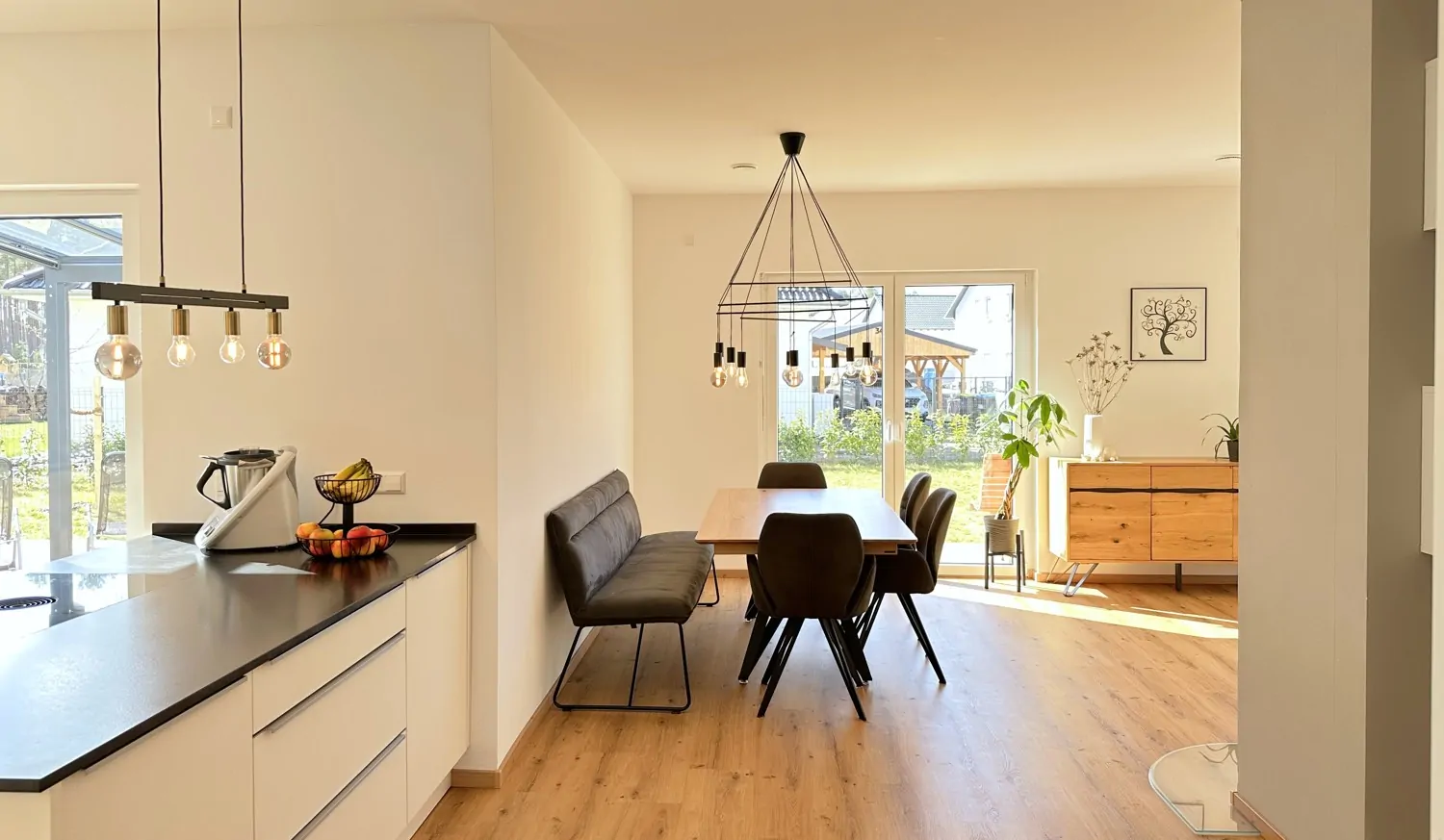 lichtdurchfluteter Wohn- und Essbereich