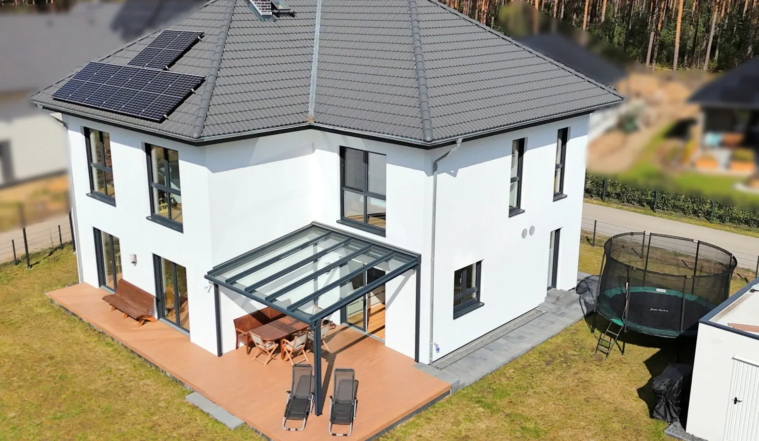 neuwertiges Zuhause mit gepflegtem Grundstück und PV-Anlage