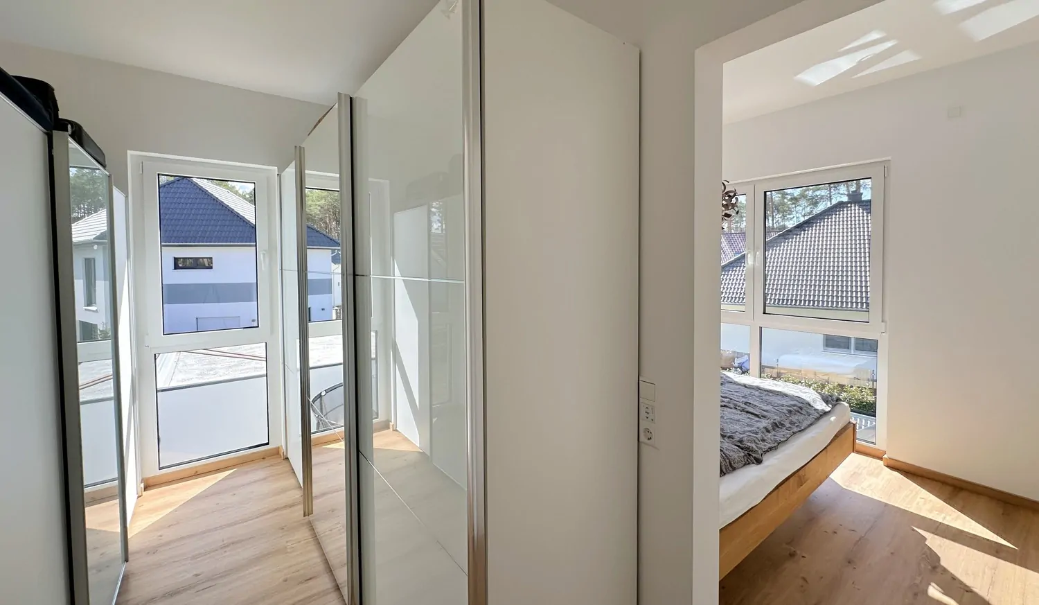 gemütliches Schlafzimmer mit Ankleidebereich