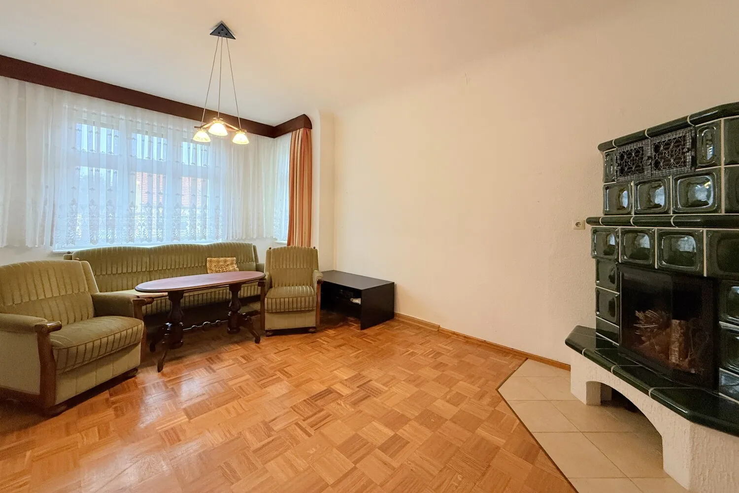 gemütliches Wohnzimmer mit Erker und Kamin (WE 1)